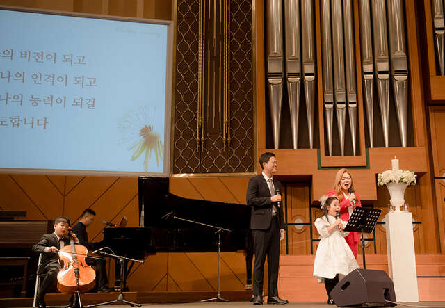 동생 결혼식에서 김민희 후원자 온 가족이 축가로 동생을 축복하고 있습니다.